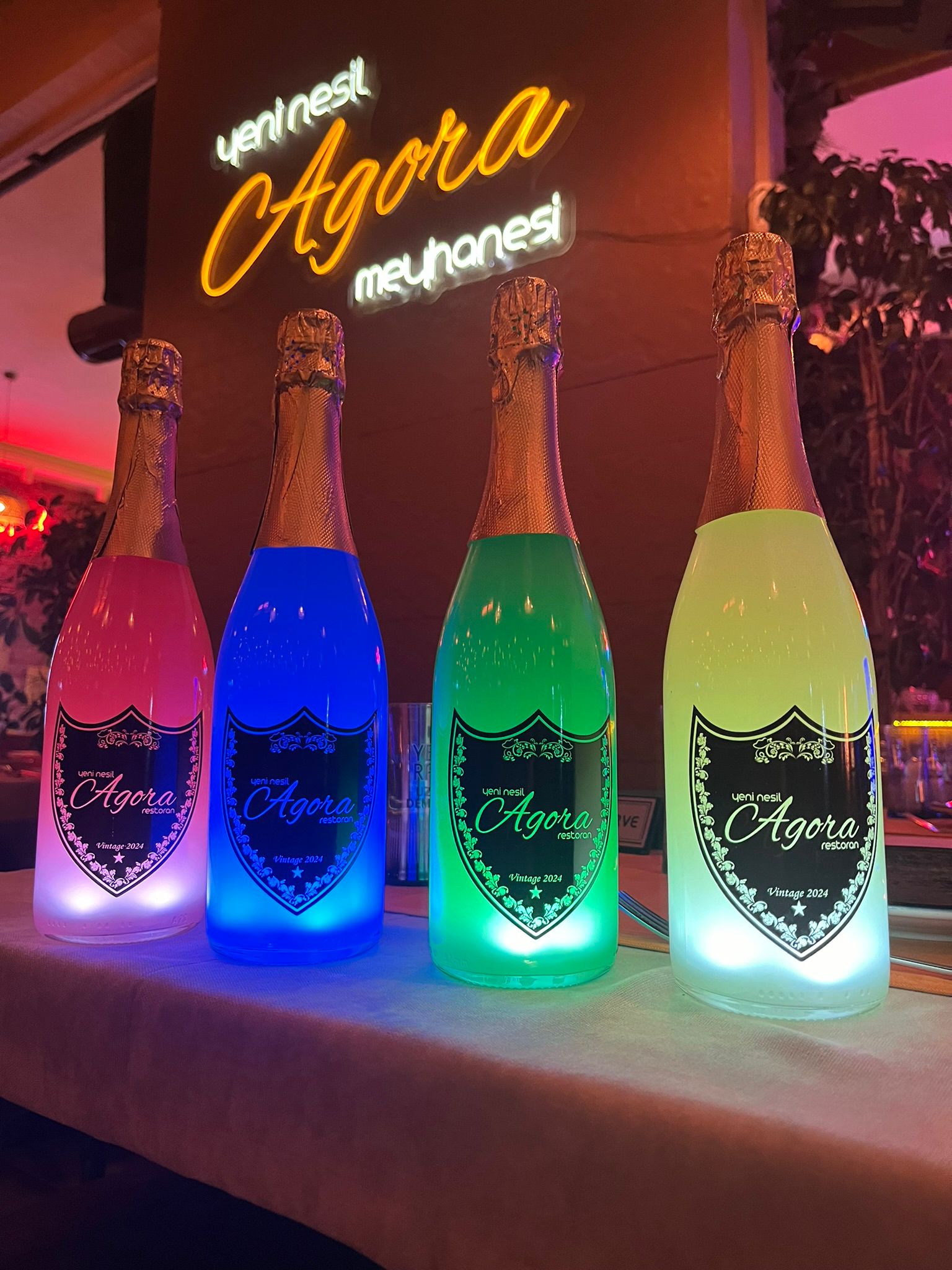 NEON IŞIKLI ŞAMPANYA